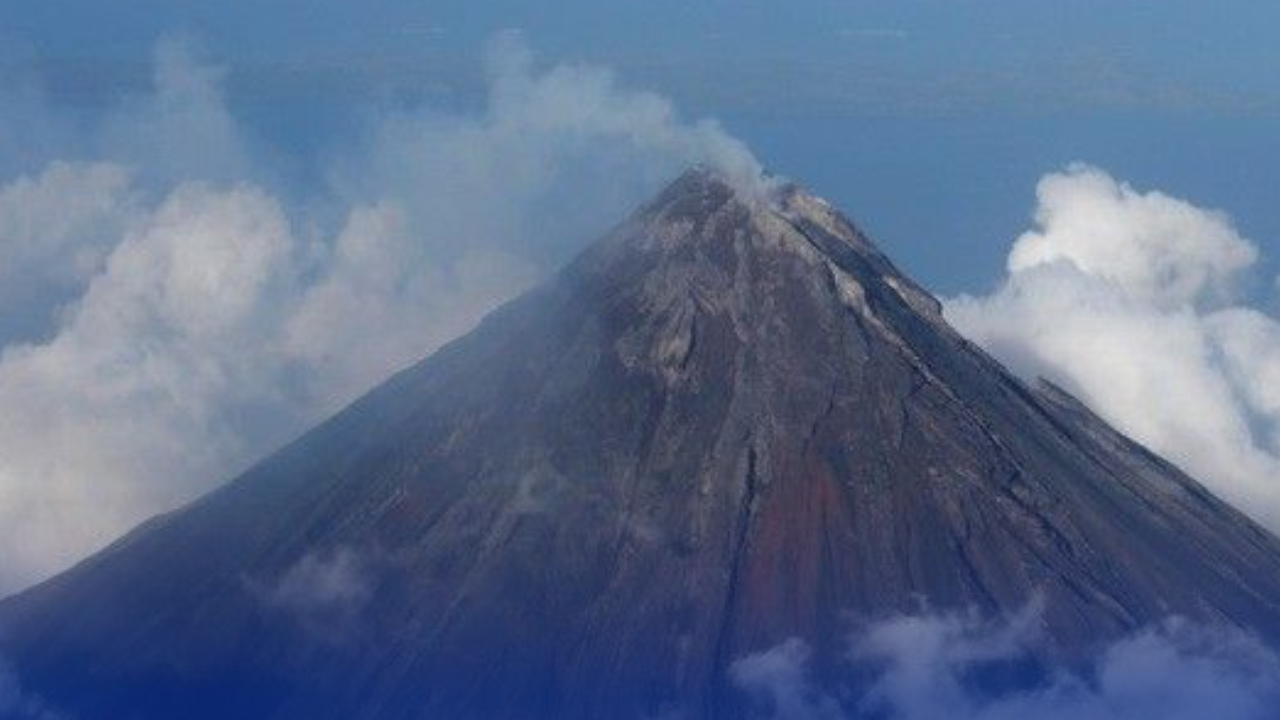 Bulkang Mayon, nasa alert level 1 na; Publiko patuloy na pinag-iingat