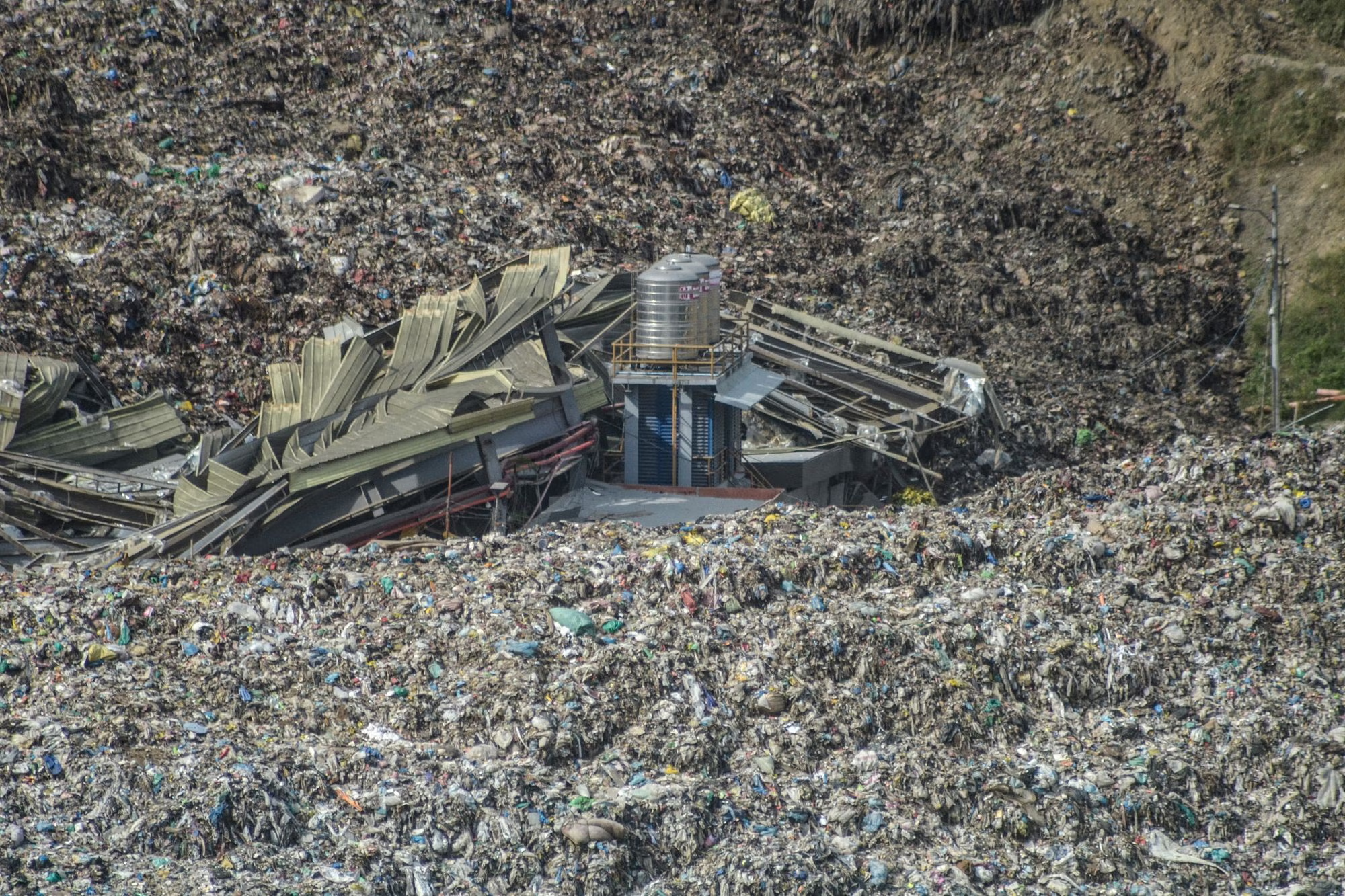 Bilang ng mga nasawi sa pagguho ng landfill sa Cebu City, sumampa na sa walo!